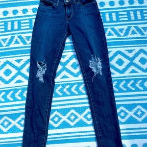Levi jeans 2 rips in knees size 25